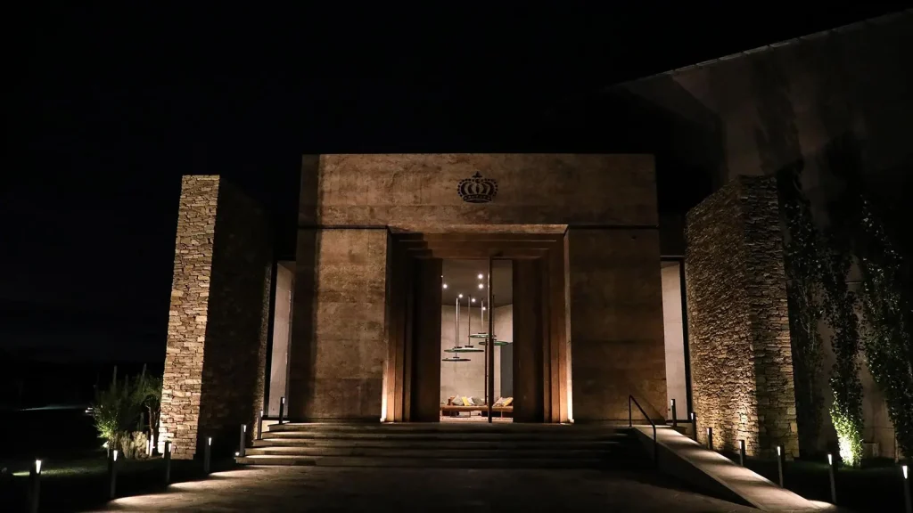 El estudio de arquitectura diseñó la ampliación de la destilería y el interiorismo.