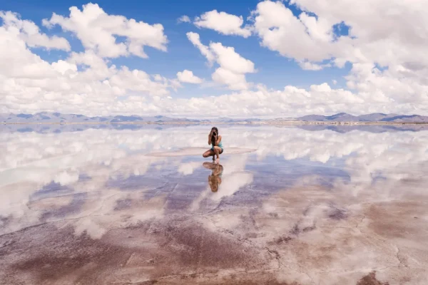 Los vuelos charters traen turistas del mundo al salar de Uyuni.