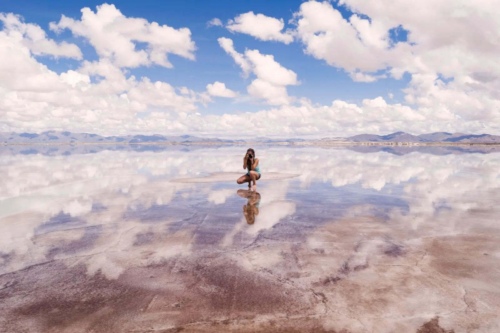 Los vuelos charters traen turistas del mundo al salar de Uyuni.