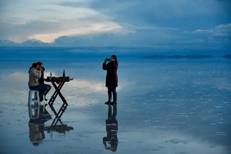 Vinos de altura frente al infinito blanco del Salar de Uyuni.