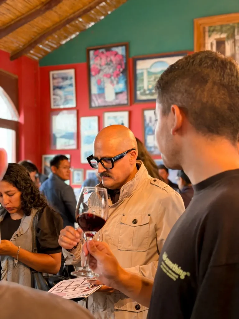 Enólogos y estudiantes compartiendo prácticas.