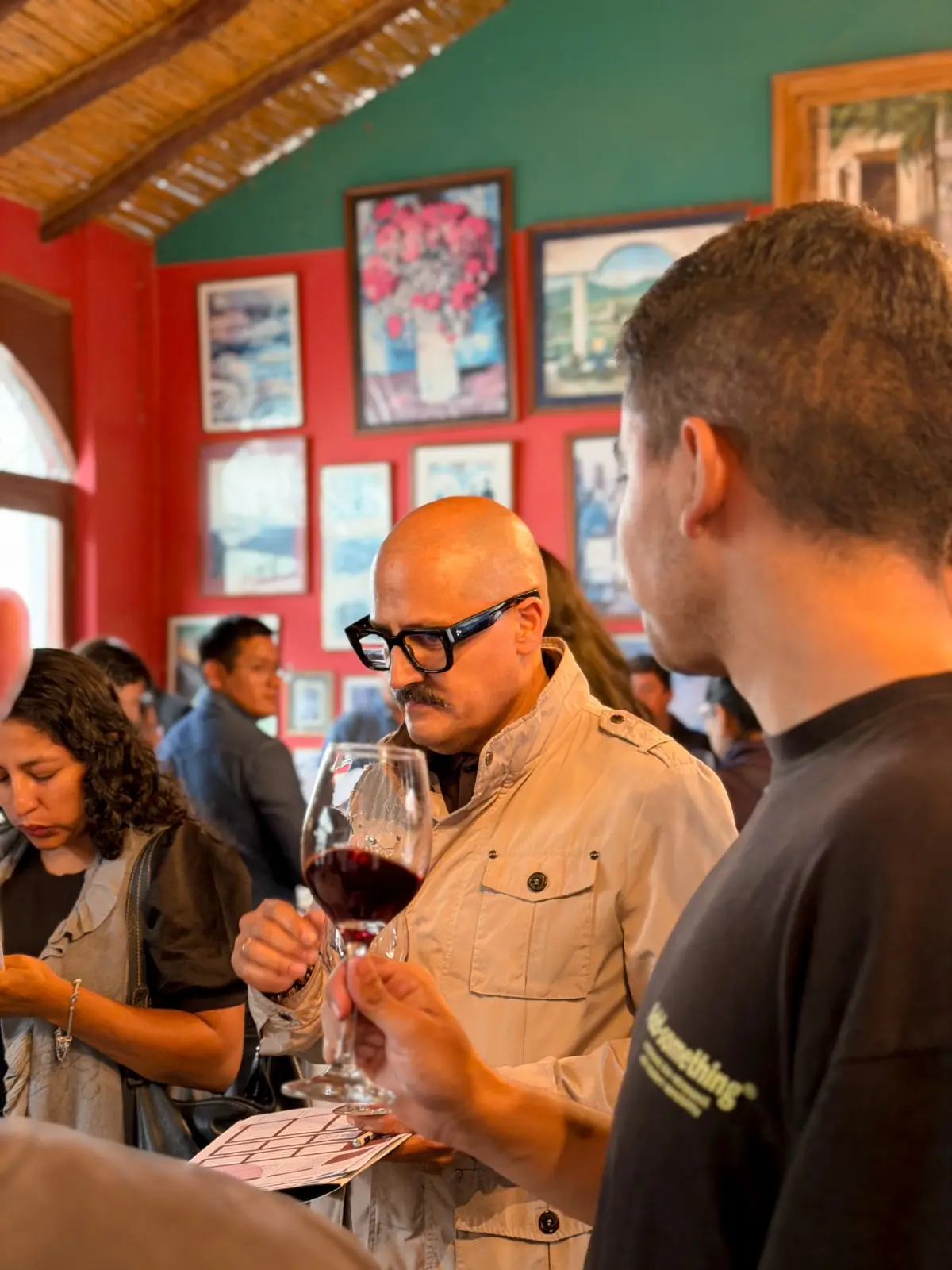 Enólogos y estudiantes compartiendo prácticas.