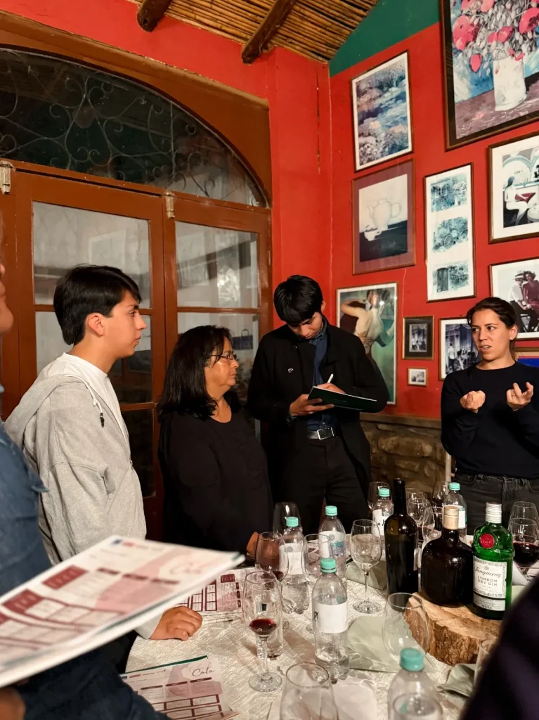 Mercedes Granier de Jardín Oculto conversando con estudiantes.