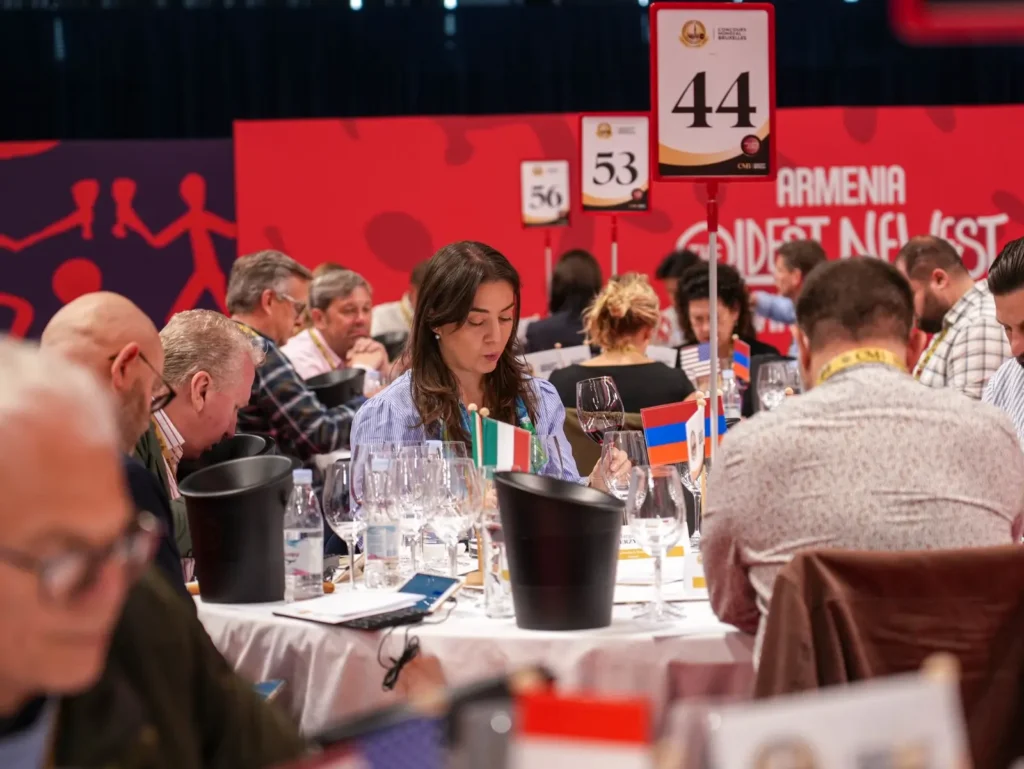 Durante tres días, más de 320 catadores de 56 nacionalidades evaluarán 6700 vinos tintos y blancos, así como cerca de 1000 vinos espumosos procedentes de 51 países