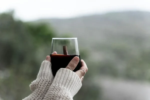 El vino caliente puede ayudar a suavizar la congestión, calmar la garganta y aportar bienestar