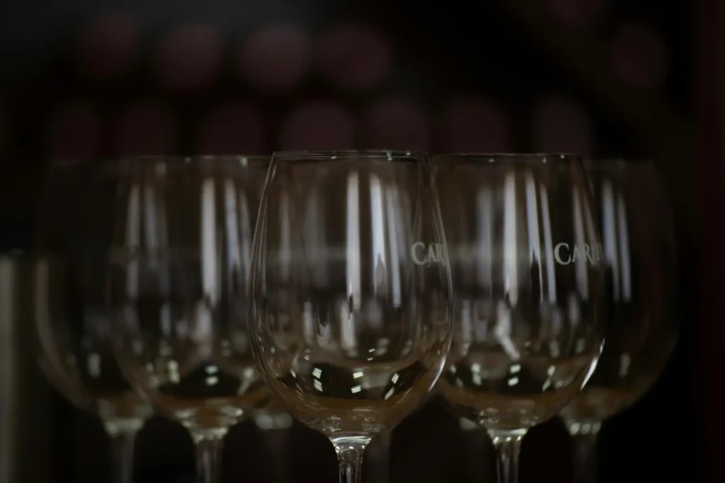 La forma, tamaño y material de la copa influyen en los aromas y sabores del vino