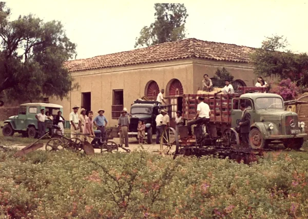 En la década de los 60, don Julio Kohlberg adquiere la hacienda La Cabaña en Santa Ana la Vieja. Comienzan los primeros viñedos