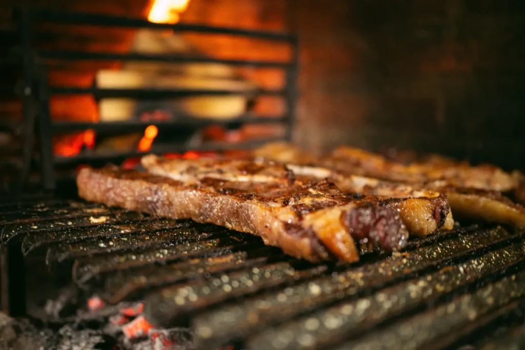 ¿Qué vinos elegimos para acompañar el asado? Eso depende de los gustos y preferencias de los amigos y familiares.