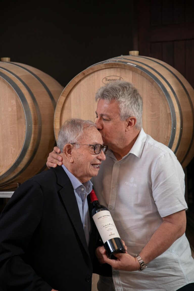 Don Milton... siempre inquieto, amante y preocupado por el desarrollo de su tierra, su legado es la bodega, dice su hijo Ramón, con una mezcla de orgullo y ternura.