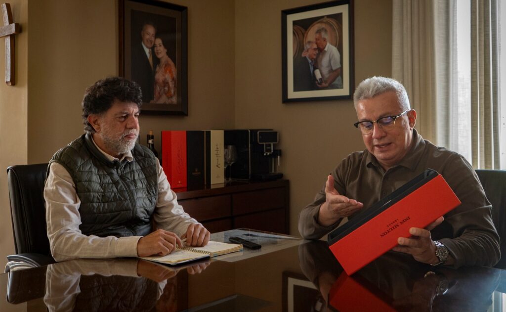 El jefe de edición de la revista Moscatel conversando con el CEO de la bodega Aranjuez.