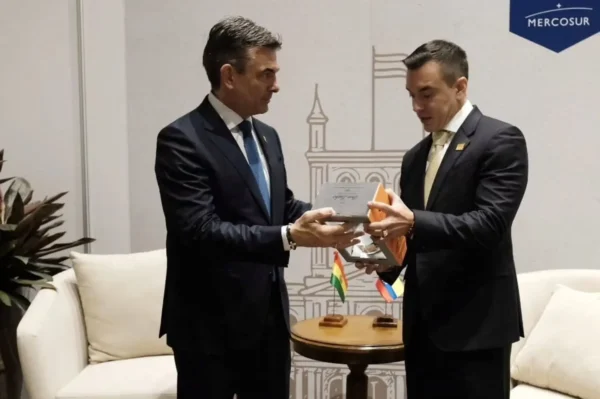 El singani no fue solo un detalle protocolar: fue una forma de llegar a la mesa con lo suyo.