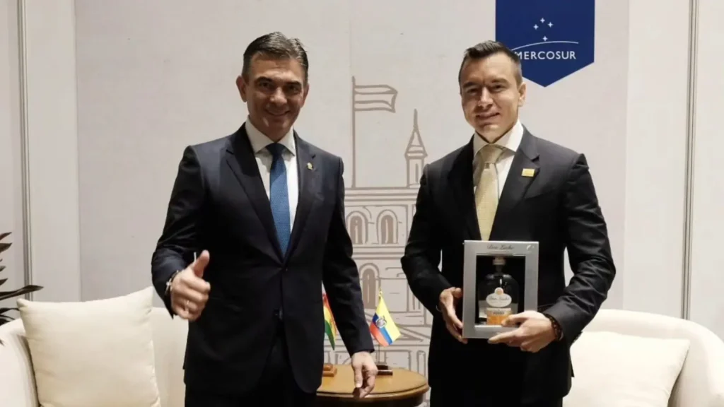 Paz obsequió a Noboa una botella de singani Don Lucho, un regalo que le puso sabor a la reunión