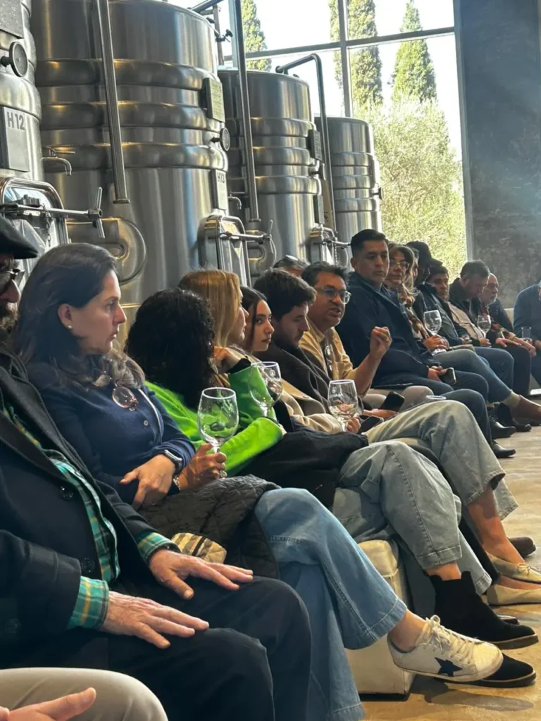 Una bodega, vinos, picada de jamones y quesos, mientras la charla avanzaba