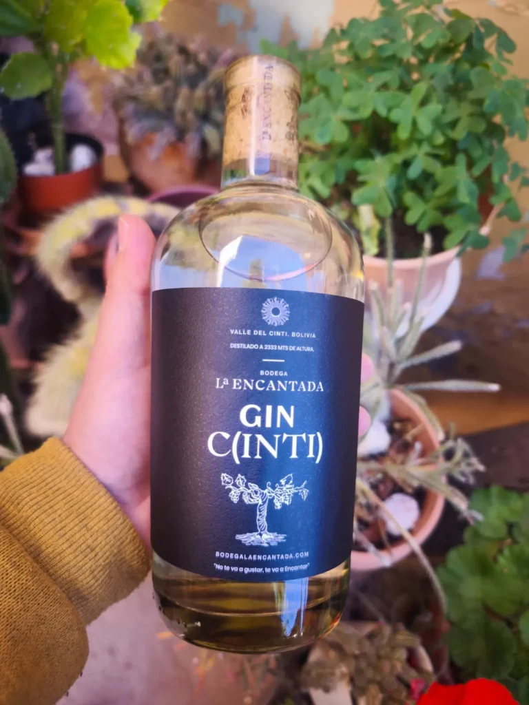Bodega La Encantada produce también Singani y Gin.