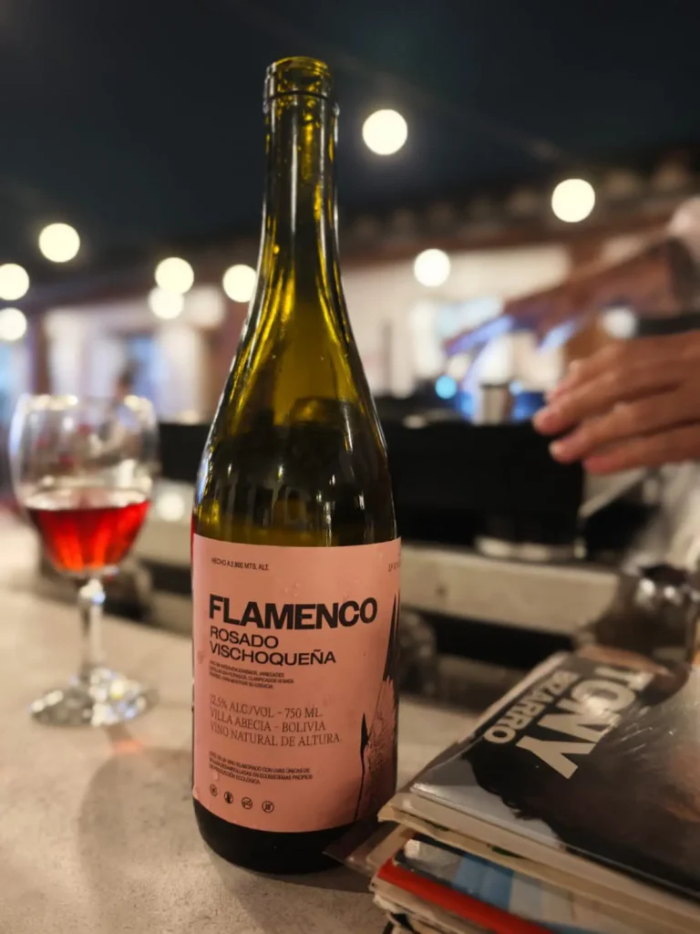 Samos hace vinos orgánicos con variedades criollas como Negra Criolla, Vizchoqueña y clones antiguos de Moscatel de Alejandría.