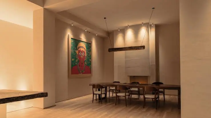 Cada espacio es una escultura habitable, un santuario de arte, luz y silencio.