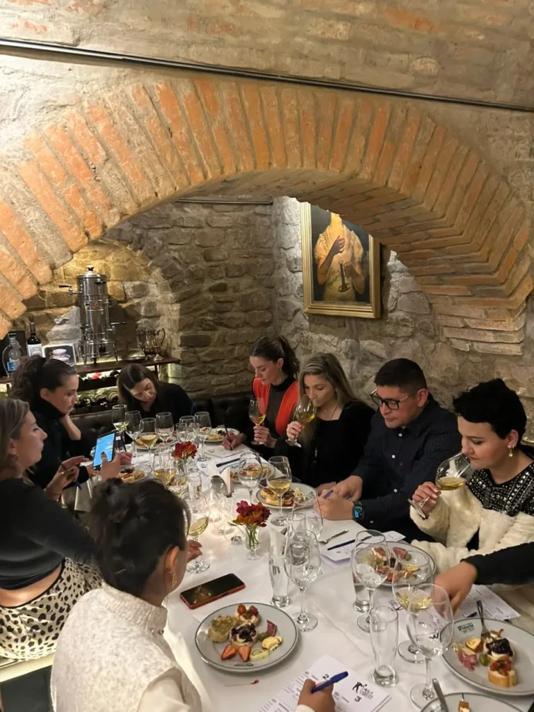 La cata a ciegas pasó el análisis visual, olfativo, gustativo y la hipótesis final: definir la cepa, región y bodega.