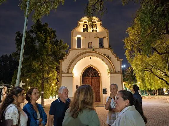Los turistas haciendo una parada en la iglesia de La Loma de San Juan