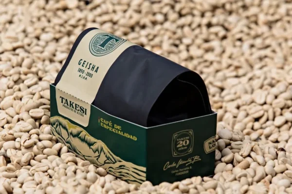 Takesi no compite por volumen, sino por calidad: selección manual, trazabilidad y relaciones directas con tostadores.