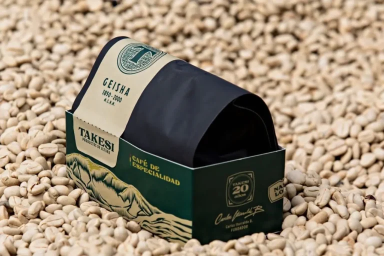 Takesi no compite por volumen, sino por calidad: selección manual, trazabilidad y relaciones directas con tostadores.