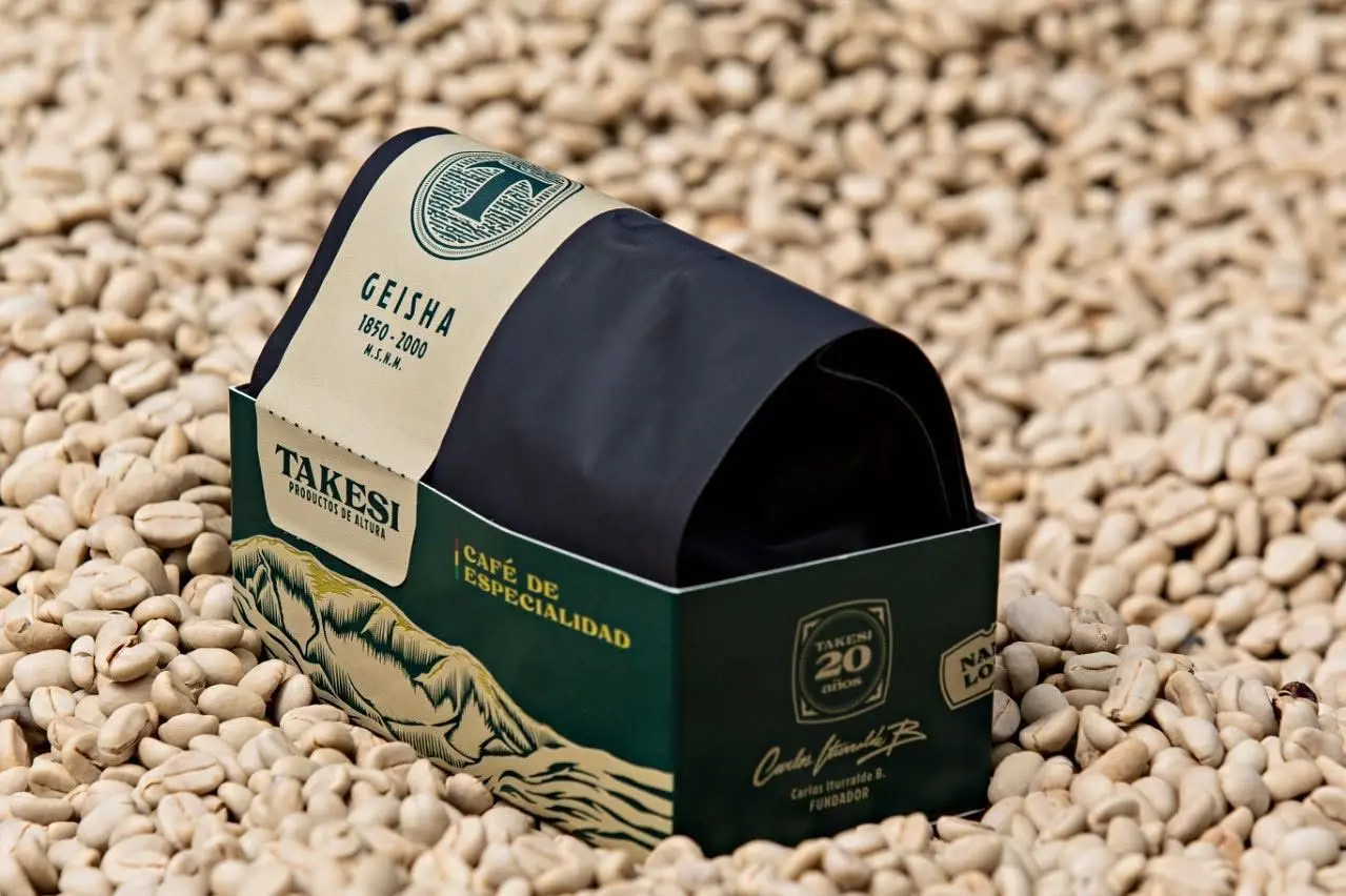 Takesi no compite por volumen, sino por calidad: selección manual, trazabilidad y relaciones directas con tostadores.