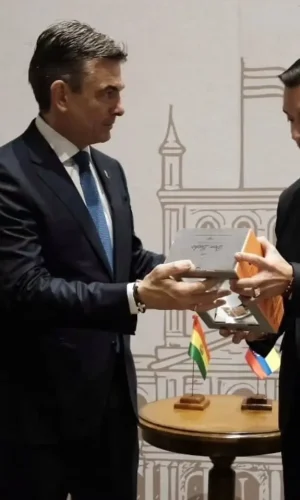 El singani no fue solo un detalle protocolar: fue una forma de llegar a la mesa con lo suyo.