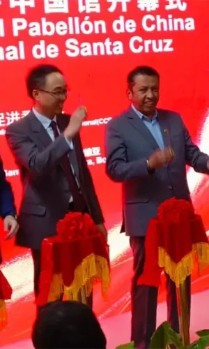 Empresarios chinos con el presidente de la CAINCO en la apertura de su stand.