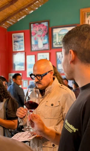 Enólogos y estudiantes compartiendo prácticas.